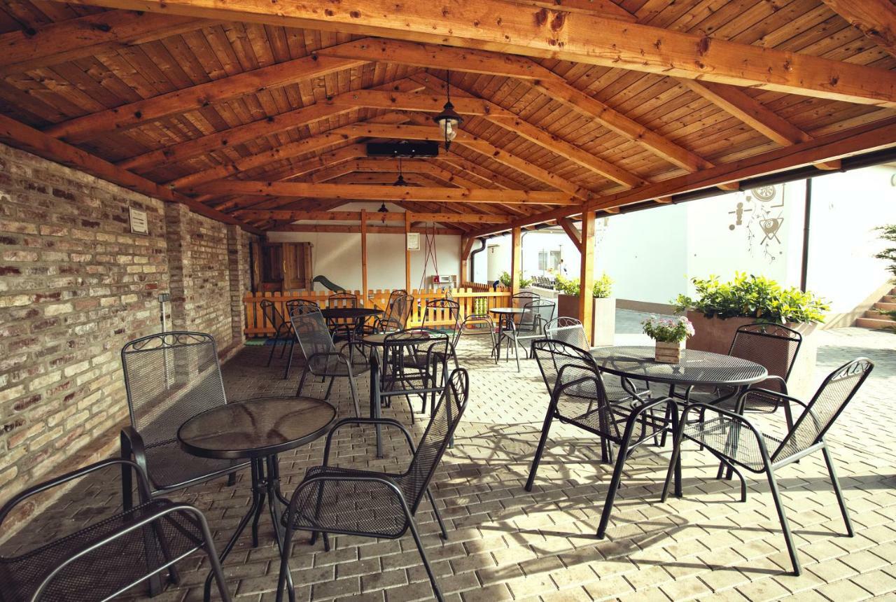 Penzion Kratochvíl Dolní Dunajovice Exterior foto